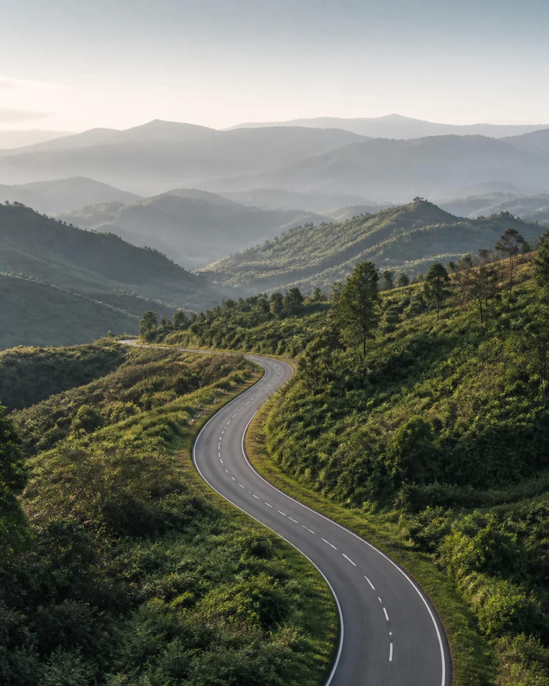 Jalan berkelok yang menggambarkan arah perjalanan Ina Harmoni Wisata